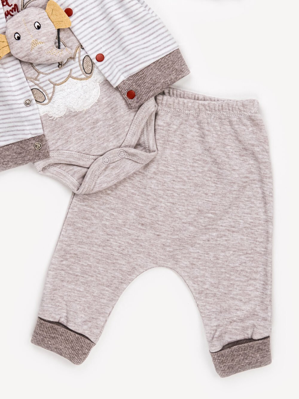 Ensemble 3 Pièces Garçon – Cardigan, Body & Pantalon Éléphant Ensemble 3 Pièces Garçon - Cardigan, Body & Pantalon Éléphant – Image 4