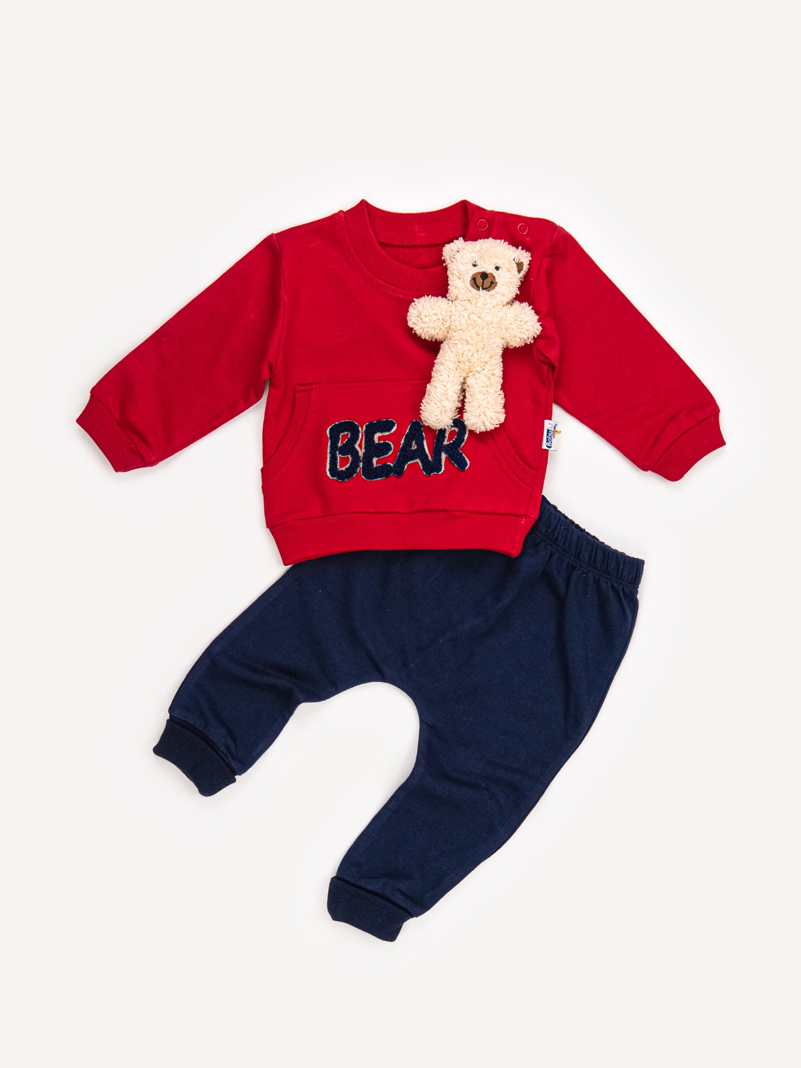 Ensemble chaud rouge et bleu avec peluche intégrée, reflétant les tendances mode bébé au Maroc en 2025 dans un style fun et pratique.