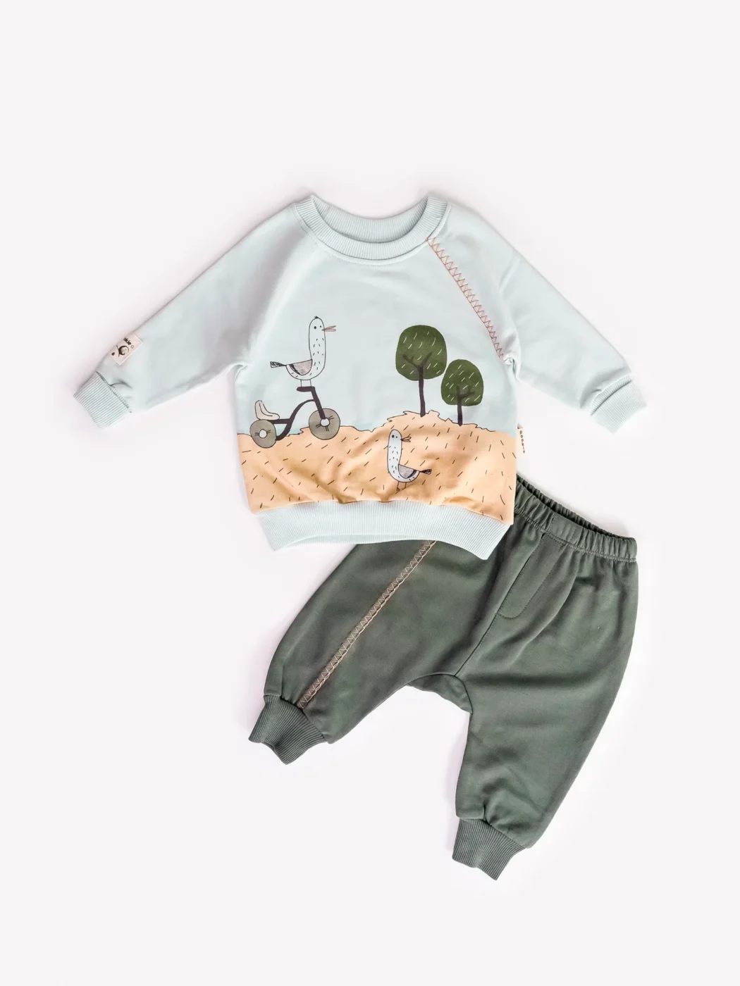 Ensemble bébé garçon confortable illustrant quelle taille et quelle tenue choisir pour un nouveau-né selon les conseils pour la maternité.