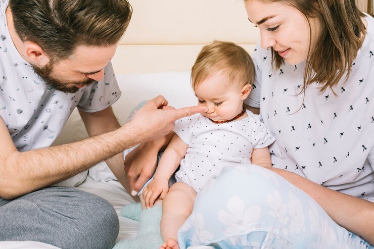 Vetement pour bébé garcon et fille au Maroc - Keeko Parents interagissant tendrement avec leur bébé portant des vêtements bébé adaptés aux bébés prématurés